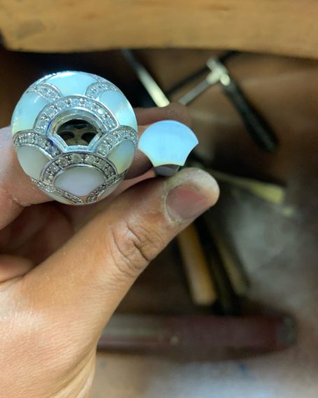 Bague or gris, diamant, nacre